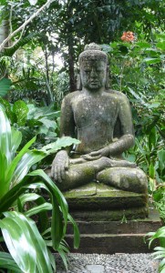 Bouddha dans un jardin à Bali