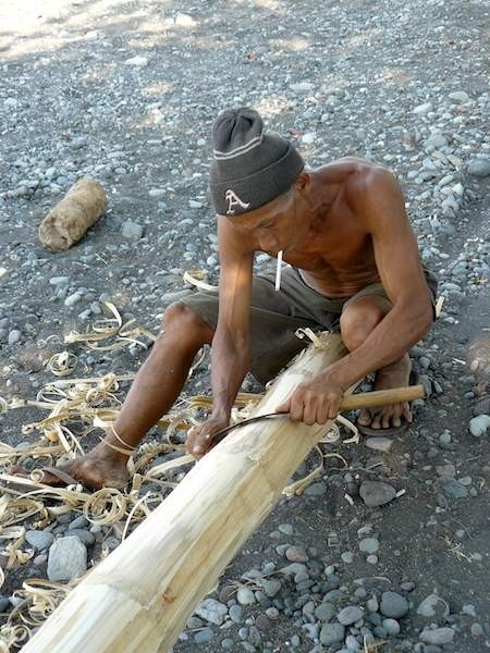 Un pêcheur d'Amed répare son bateau