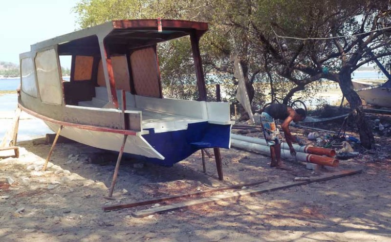 Construction des bateaux sur la plage